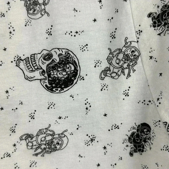 EIGHTY EIGHT BRAND SZ M OUTTA THIS WORLD SKULL PATTERN TEE SHIRT 100% COTTON. - Picture 3 of 5
